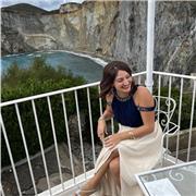 Ragazza poliglotta che impartisce lezioni di Inglese, francese, tedesco e spagnolo